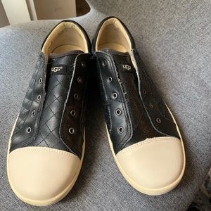 Girls size 5 UGG black quilted pull on shoes